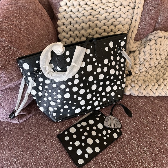 Luxury lookalike tote & wristlet - Picture 2 of 3